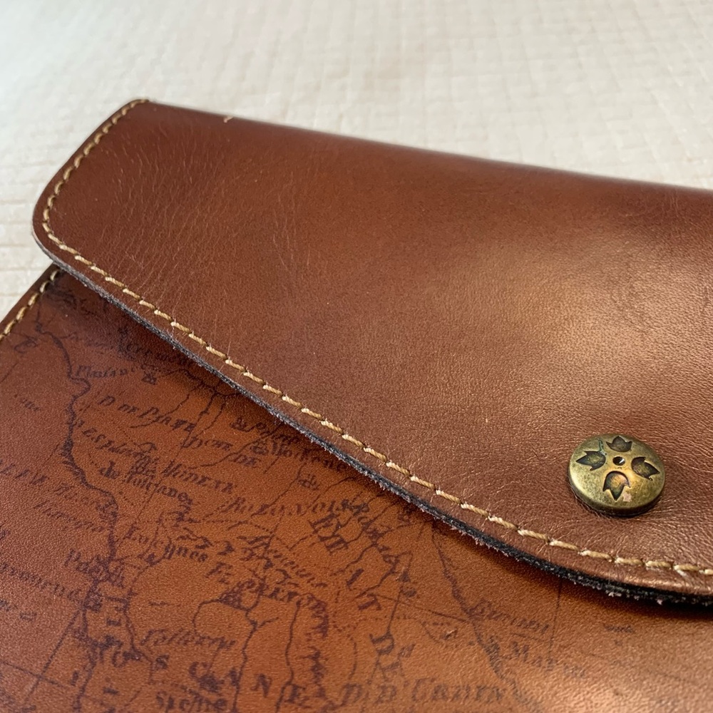 NWT Patricia Nash ‘Venezia Signature World Map’ leather clutch - Picture 9 of 16